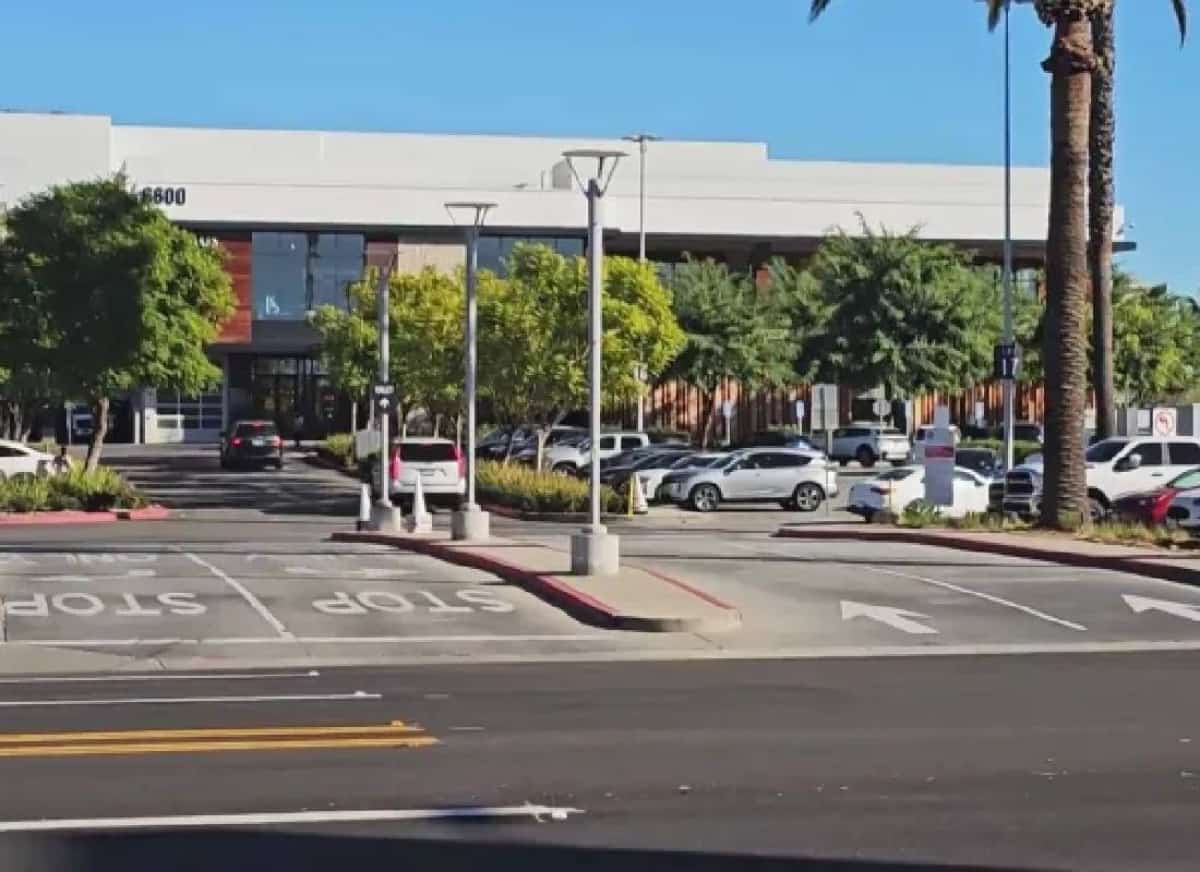 לוס אנג'לס: נערה בת 17 נמלטה מניסיון גיוס לסחר בבני אדם בקניון בסן פרננדו ואלי