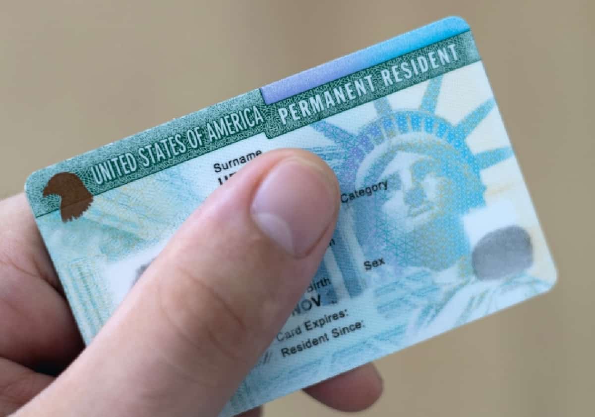 ממשל טראמפ מזהיר: אישורי גרין קארד והטבות הגירה שניתנו בזמן ממשל ביידן נבחנים מחדש