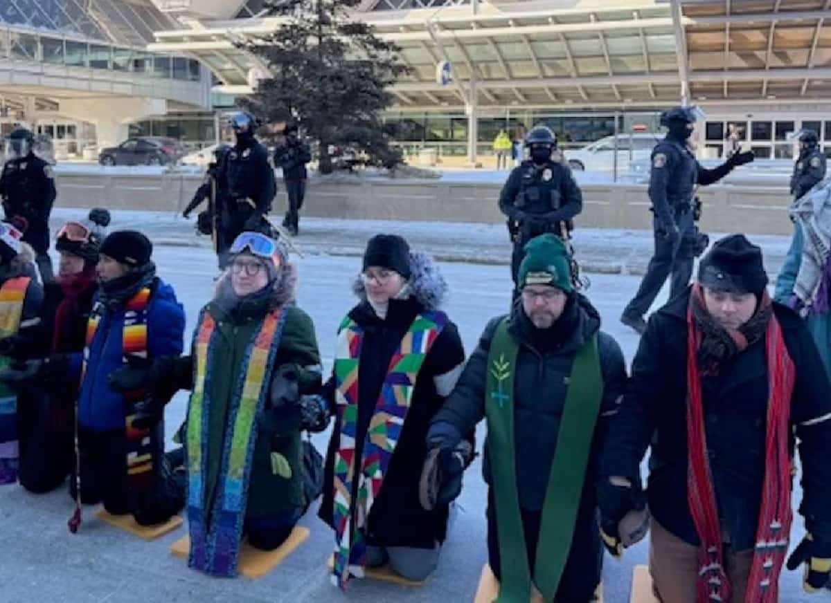 בקור של מינוס 29 מעלות: רבנית אחת נעצרה, עשרות רבנים מחו נגד רשות ההגירה