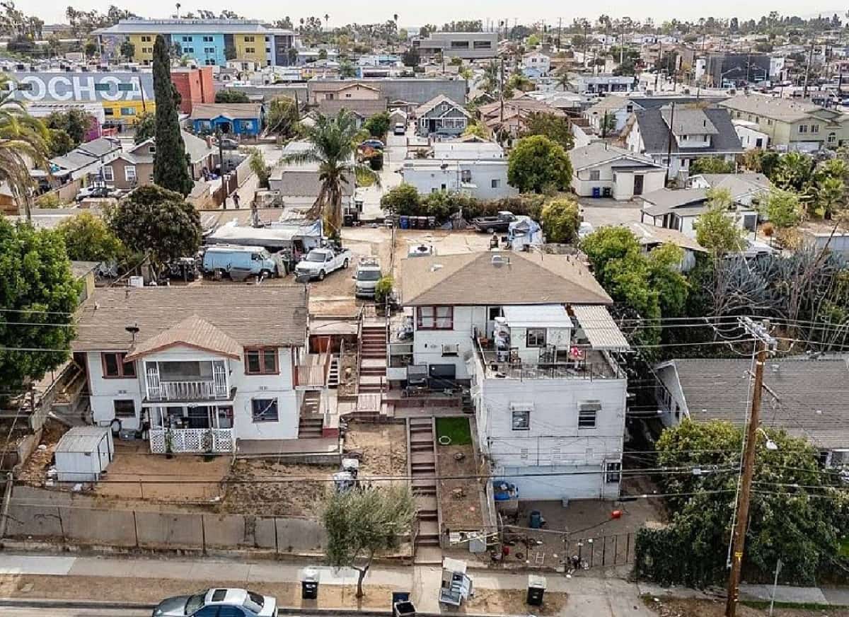 לוס אנג'לס חיה על הקצה: יותר ויותר בעלי הבתים הופכים לעניים עם בית