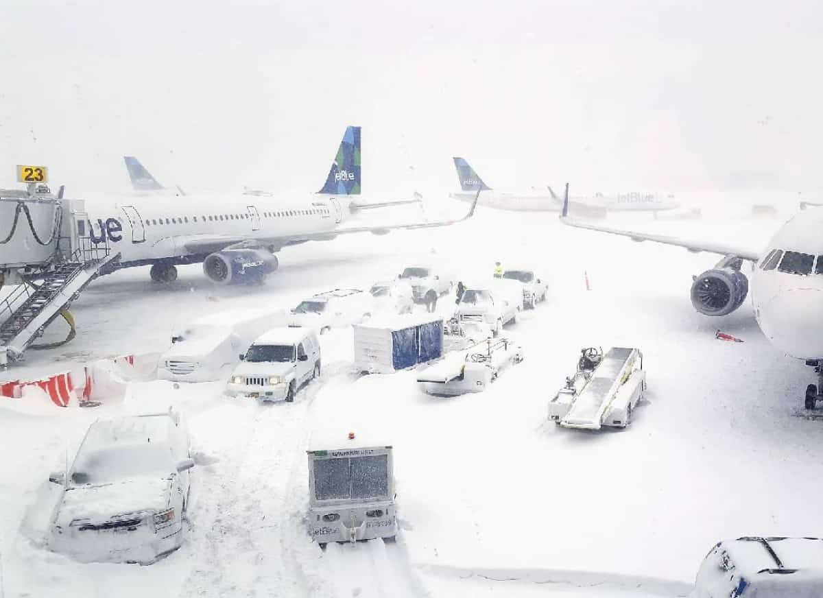 סופת חורף אדירה מאיימת לשתק את ארצות הברית: שלג כבד משיקגו ועד הרי הרוקי