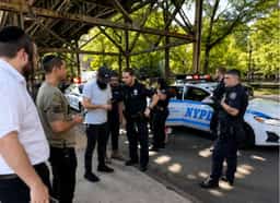 ניו יורק: בחור ישיבה חרדי שמע את אשתו מותקפת בטלפון - רץ והסתער על הפורץ החמוש